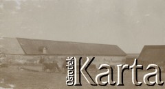 1900-1920, miejsce nieznane.
Wozy ustawione w rzędzie. W tle stajnia.
Fot. NN, kolekcja rodziny Walińskich, zbiory Fundacji Ośrodka KARTA