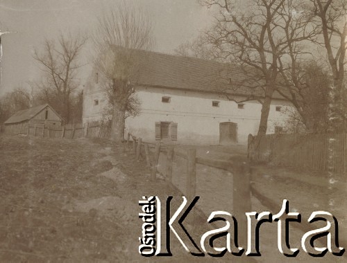 1900-1920, miejsce nieznane.
Budynki w gospodarstwie na wsi.
Fot. NN, kolekcja rodziny Walińskich, zbiory Fundacji Ośrodka KARTA