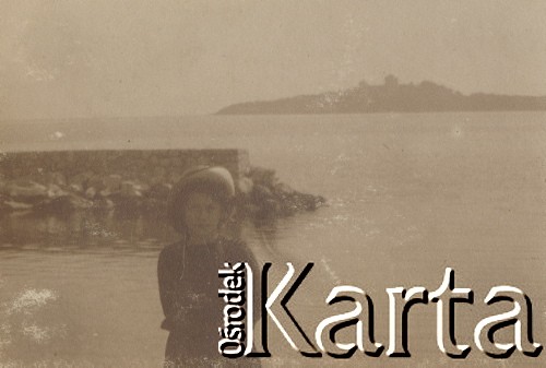 1900-1920, Francja lub Włochy.
Córka Jadwigi i Czesława Walińskich podczas podróży. Riwiera.
Fot. NN, kolekcja rodziny Walińskich, zbiory Fundacji Ośrodka KARTA