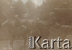 1900-1920, miejsce nieznane.
Mężczyźńi na koniach.
Fot. NN, kolekcja rodziny Walińskich, zbiory Fundacji Ośrodka KARTA