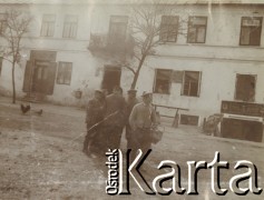 1900-1920, miejsce nieznane.
Grupa ludzi na placu w mieście.
Fot. NN, kolekcja rodziny Walińskich, zbiory Fundacji Ośrodka KARTA