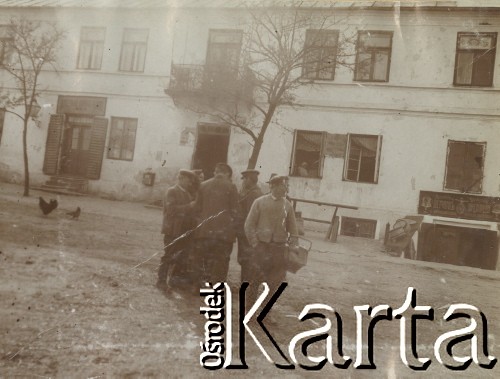 1900-1920, miejsce nieznane.
Grupa ludzi na placu w mieście.
Fot. NN, kolekcja rodziny Walińskich, zbiory Fundacji Ośrodka KARTA