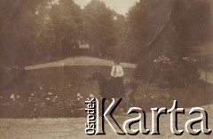 1900-1920, Sokola Góra, Polska.
Zofia Walińska na koniu. Ogród przed dworem rodziny Walińskich w Sokolej Górze.
Fot. NN, kolekcja rodziny Walińskich, zbiory Fundacji Ośrodka KARTA