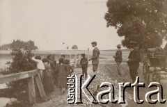 1900-1920, miejsce nieznane.
Polowanie przy użyciu strzelb i kamieni. Męzczyźni czekają na strzał/rzut. Dzieci opierają się o ogrodzenie i obserwują. Na środku stos kamieni. Z prawej strony stoi wóz.
Fot. NN, kolekcja rodziny Walińskich, zbiory Fundacji Ośrodka KARTA
