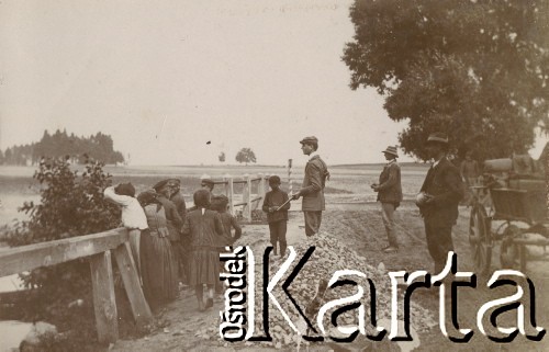 1900-1920, miejsce nieznane.
Polowanie przy użyciu strzelb i kamieni. Męzczyźni czekają na strzał/rzut. Dzieci opierają się o ogrodzenie i obserwują. Na środku stos kamieni. Z prawej strony stoi wóz.
Fot. NN, kolekcja rodziny Walińskich, zbiory Fundacji Ośrodka KARTA