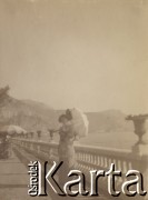 1900-1920, miejsce nieznane.
Zofia Walińska na riwierze. Kobieta stoi na długim tarasie. Na ramieniu opiera parasolkę. W tle widać morze i wzgórza.
Fot. NN, kolekcja rodziny Walińskich, zbiory Fundacji Ośrodka KARTA