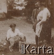 1900-1920, Sokola Góra, Polska.
Rodzina Walińskich przed dworem w Sokolej Górze. Zofia Walińska głaszcze psa. Obok stoją Jadwiga Walińska i Czesław Waliński.
Fot. NN, kolekcja rodziny Walińskich, zbiory Fundacji Ośrodka KARTA