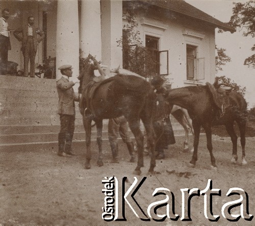 1900-1920, Sokola Góra, Polska.
Przed lub po przejażdżce konnej. Konie stoją przed dworem rodziny Walińskich w Sokolej Górze. U szczytu schodów stoją mężczyźni.
Fot. NN, kolekcja rodziny Walińskich, zbiory Fundacji Ośrodka KARTA