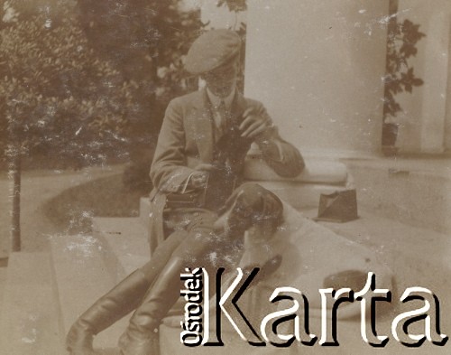 1900-1920, Sokola Góra, Polska.
Mężczyzna siedzi na schodach dworu rodziny Walińskich w Sokolej Górze. Obok niego lezy pies.
Fot. NN, kolekcja rodziny Walińskich, zbiory Fundacji Ośrodka KARTA