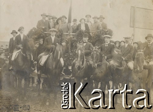 15.08.1913, miejsce nieznane.
Portret grupowy. Mężczyźni na koniach. Prawdopodobnie wyścigi konne.
Fot. NN, kolekcja rodziny Walińskich, zbiory Fundacji Ośrodka KARTA