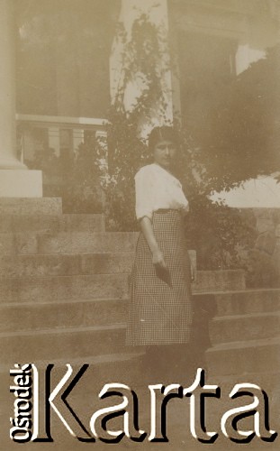 1900-1920, Sokola Góra, Polska.
Córka Jadwigi i Czesława Walińskich przed dworem w Sokolej Górze.
Fot. NN, kolekcja rodziny Walińskich, zbiory Fundacji Ośrodka KARTA
