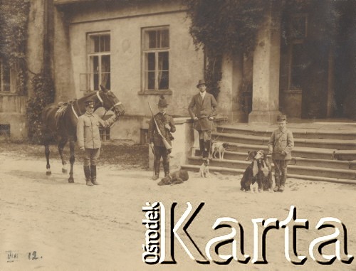 08.1912, miejsce nieznane.
Przed polowaniem. Mężczyźni i chłopcy z koniem, psami i strzelbami stoją przed dworem.
Fot. NN, kolekcja rodziny Walińskich, zbiory Fundacji Ośrodka KARTA