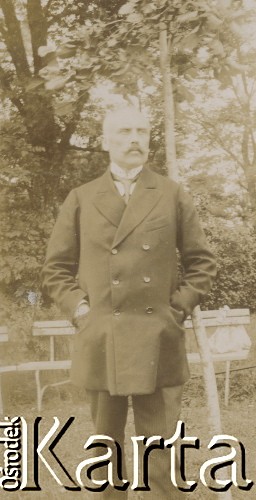 1900-1920, miejsce nieznane.
Mężczyzna w parku.
Fot. NN, kolekcja rodziny Walińskich, zbiory Fundacji Ośrodka KARTA