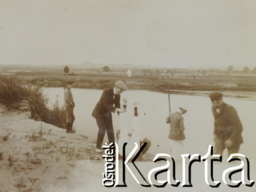 1900-1920, miejsce nieznane.
Chłopcy spędzają czas na świeżym powietrzu. Znajdują się nad rzeką.
Fot. NN, kolekcja rodziny Walińskich, zbiory Fundacji Ośrodka KARTA