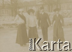 1900-1920, miejsce nieznane.
Zima. Trzy kobiety i mężczyzna na lodowisku.
Fot. NN, kolekcja rodziny Walińskich, zbiory Fundacji Ośrodka KARTA