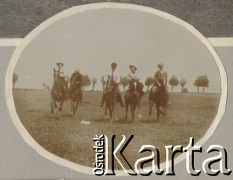 1900-1920, miejsce nieznane.
Portret grupowy na koniach. W tle widać drzewa, łąki i pola. Fotografia wycięta  w owalny kształt.
Fot. NN, kolekcja rodziny Walińskich, zbiory Fundacji Ośrodka KARTA