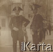 1900-1920, miejsce nieznane, Włochy.
Żandarmi włoscy. Mężczyźni stoją na ulicy.
Fot. NN, kolekcja rodziny Walińskich, zbiory Fundacji Ośrodka KARTA