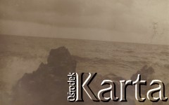 1900-1920, miejsce nieznane.
Krajobraz morski. Na pierwszym planie skały. W tle morze i niebo.
Fot. NN, kolekcja rodziny Walińskich, zbiory Fundacji Ośrodka KARTA