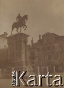 1900-1920, Wenecja, Włochy.
Pomnik konny kondotiera Bartolomea Colleoniego w Wenecji. Powstał w latach 1495-96. Autorem jest Andrea del Verrocchio.
Fot. NN, kolekcja rodziny Walińskich, zbiory Fundacji Ośrodka KARTA