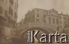 1900-1920, Wenecja, Włochy.
Most nad Canal Grande w Wenecji. Zdjęcie wykonane z gondoli. Na schodach i na ulicy ludzie. Widać inne gondole i kamienice.
Fot. NN, kolekcja rodziny Walińskich, zbiory Fundacji Ośrodka KARTA