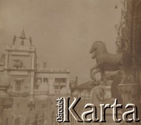 1900-1920, Wenecja, Włochy.
Widok na wieżę zegarową przy placu św. Marka w Wenecji. Wieżę zaprojektował Mauro Codussi. Wybudowana w latach 1496-1506.
Fot. NN, kolekcja rodziny Walińskich, zbiory Fundacji Ośrodka KARTA