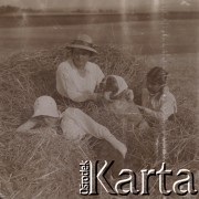 1900-1920, miejsce nieznane, Polska.
Kobieta z dziewczynkami i psem. Siedzą na sianie, na łące. Pies ma na głowie chustę. N/z Zofia Walińska (2L).
Fot. NN, kolekcja rodziny Walińskich, zbiory Fundacji Ośrodka KARTA