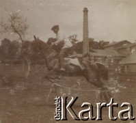 1900-1920, Sokola Góra, Polska.
Ćwiczenia jeździeckie. Mężczyzna siedzi na koniu, skacze przez przeszkodę. W tle widać budynek gorzelni w Sokolej Górze.
Fot. NN, kolekcja rodziny Walińskich, zbiory Fundacji Ośrodka KARTA