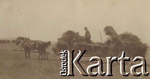 1900-1920, miejsce nieznane, Polska.
Zbieranie słomy po żniwach. Chłopi wrzucają słomę na wóz.
Fot. NN, kolekcja rodziny Walińskich, zbiory Fundacji Ośrodka KARTA