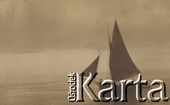 1900-1920, miejsce nieznane.
Łódka na morzu.
Fot. NN, kolekcja rodziny Walińskich, zbiory Fundacji Ośrodka KARTA