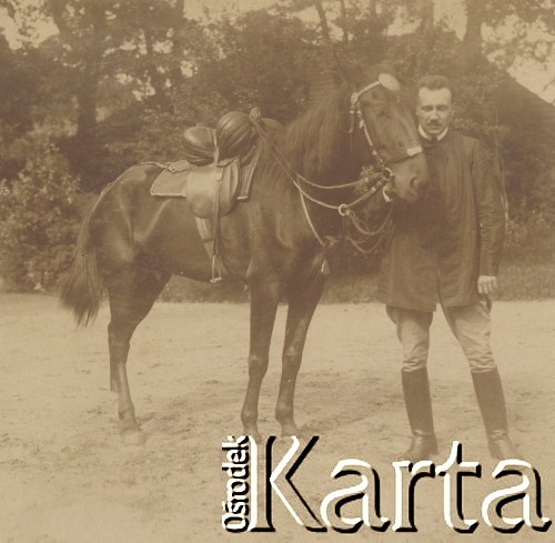 1900-1920, miejsce nieznane.
Mężczyzna z koniem. W tle budynek i drzewa.
Fot. NN, kolekcja rodziny Walińskich, zbiory Fundacji Ośrodka KARTA
