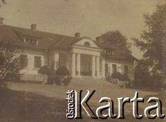 1900-1920, Sokola Góra, Polska.
Dwór w Sokolej Górze.
Fot. NN, kolekcja rodziny Walińskich, zbiory Fundacji Ośrodka KARTA