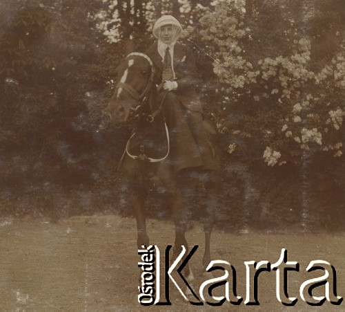 1900-1920, miejsce nieznane.
Kobieta na koniu. W tle drzewa.
Fot. NN, kolekcja rodziny Walińskich, zbiory Fundacji Ośrodka KARTA