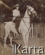 1900-1920, miejsce nieznane.
Zofia Walińska na koniu. W tle płot i drzewa.
Fot. NN, kolekcja rodziny Walińskich, zbiory Fundacji Ośrodka KARTA