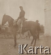 1900-1920, miejsce nieznane.
Mężczyzna na koniu.
Fot. NN, kolekcja rodziny Walińskich, zbiory Fundacji Ośrodka KARTA