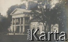 1900-1920, miejsce nieznane.
Dwór między drzewami.
Fot. NN, kolekcja rodziny Walińskich, zbiory Fundacji Ośrodka KARTA