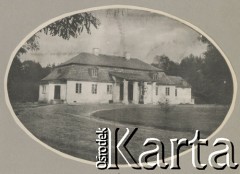 1900-1920, miejsce nieznane.
Dwór. Fotografia wycięta w kształt owalu.
Fot. NN, kolekcja rodziny Walińskich, zbiory Fundacji Ośrodka KARTA