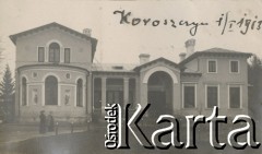 1913, Koroszczyn, Polska.
Dwie kobiety przed dworem w Koroszczynie.
Fot. NN, kolekcja rodziny Walińskich, zbiory Fundacji Ośrodka KARTA