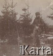 1900-1920, miejsce nieznane, Polska.
Mężczyzna po polowaniu. Trzyma martwego lisa. Strzelbę oparł o drzewo.
Fot. NN, kolekcja rodziny Walińskich, zbiory Fundacji Ośrodka KARTA