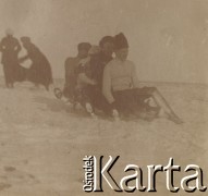 1900-1920, miejsce nieznane, Polska.
Na sankach zimą.
Fot. NN, kolekcja rodziny Walińskich, zbiory Fundacji Ośrodka KARTA