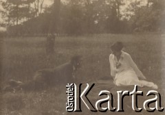 1900-1920, miejsce nieznane, Polska.
Kobieta i mężczyzna na łonie natury. Kobieta siedzi na kocu. Męzczyzna leży na trawie.
Fot. NN, kolekcja rodziny Walińskich, zbiory Fundacji Ośrodka KARTA