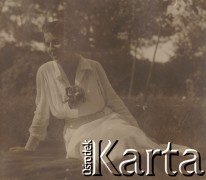 1900-1920, miejsce nieznane, Polska.
Kobieta na łonie natury. Siedzi na kocu.
Fot. NN, kolekcja rodziny Walińskich, zbiory Fundacji Ośrodka KARTA