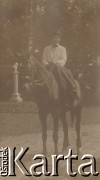 1900-1920, miejsce nieznane, Polska.
Kobieta na koniu.
Fot. NN, kolekcja rodziny Walińskich, zbiory Fundacji Ośrodka KARTA