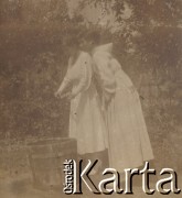 1900-1920, miejsce nieznane.
Kobiety zaglądają do drewnianego cebra. W tle drzewa.
Fot. NN, kolekcja rodziny Walińskich, zbiory Fundacji Ośrodka KARTA