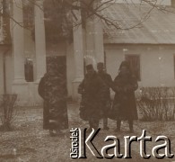 1900-1920, miejsce nieznane.
Mężczyźni w zimowych ubraniach. Stoją przed budynkiem.
Fot. NN, kolekcja rodziny Walińskich, zbiory Fundacji Ośrodka KARTA