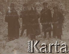 1900-1920, miejsce nieznane, Polska.
Zima. Mężczyźni podczas polowania.
Fot. NN, kolekcja rodziny Walińskich, zbiory Fundacji Ośrodka KARTA