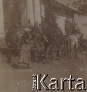 1900-1920, Sokola Góra, Polska.
Kobiety i mężczyźni wchodzą do powozu konnego. Powóz stoi przed dworem.
Fot. NN, kolekcja rodziny Walińskich, zbiory Fundacji Ośrodka KARTA