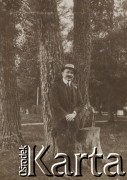 1900-1920, miejsce nieznane.
Mężczyzna. Stoi obok drzewa.
Fot. NN, kolekcja rodziny Walińskich, zbiory Fundacji Ośrodka KARTA