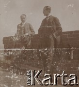 1900-1920, miejsce nieznane.
Mężczyźni przy ceglanym murze.
Fot. NN, kolekcja rodziny Walińskich, zbiory Fundacji Ośrodka KARTA