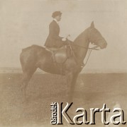 1900-1920, miejsce nieznane, Polska.
Kobieta na koniu. Na pierwszym planie, w rogu,  pies.
Fot. NN, kolekcja rodziny Walińskich, zbiory Fundacji Ośrodka KARTA