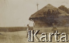 1900-1920, miejsce nieznane, Polska.
Mężczyźni na wsi. Idą do pracy. Jeden trzyma kosę.
Fot. NN, kolekcja rodziny Walińskich, zbiory Fundacji Ośrodka KARTA